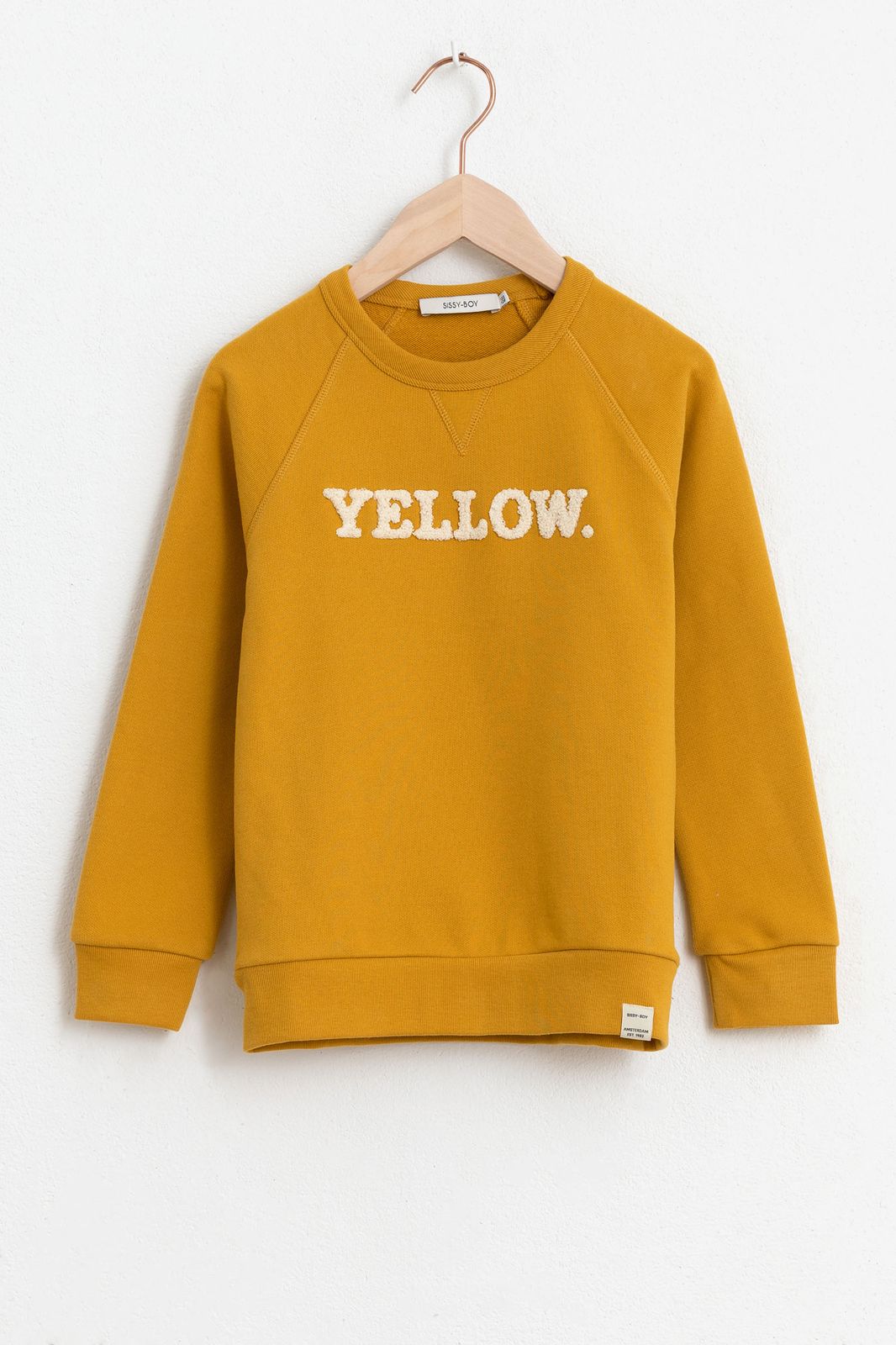 Gelber Sweater mit Aufschrift