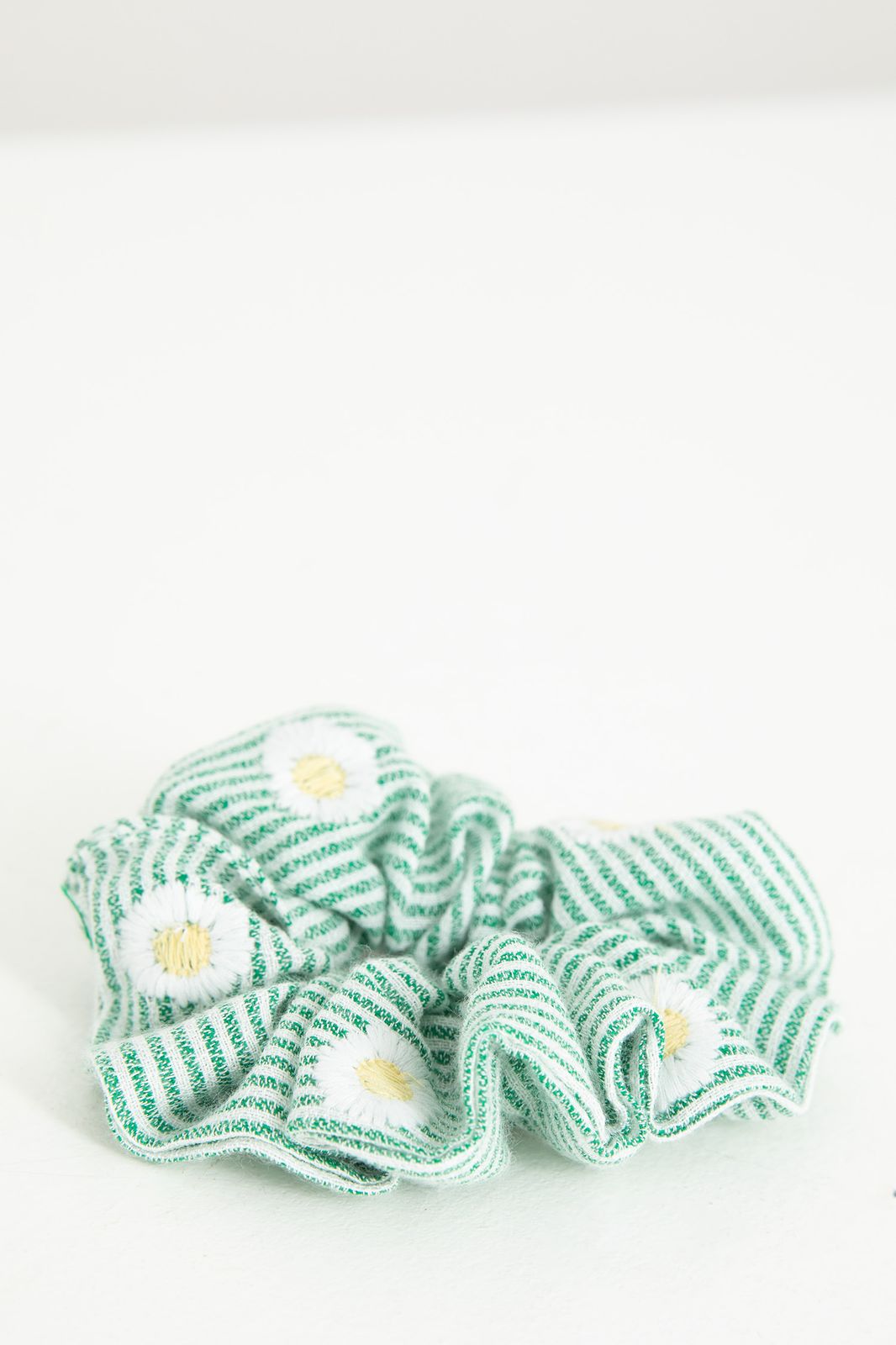 Gestreifter Scrunchie mit Gänseblümchen - grün