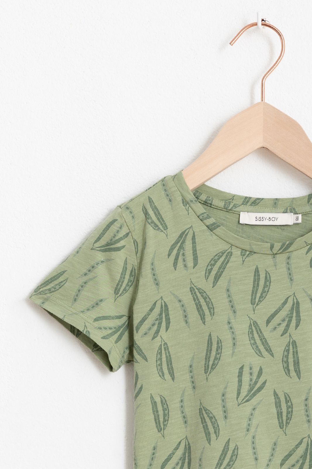 Groen T-shirtje met all over leavesprint en korte mouw